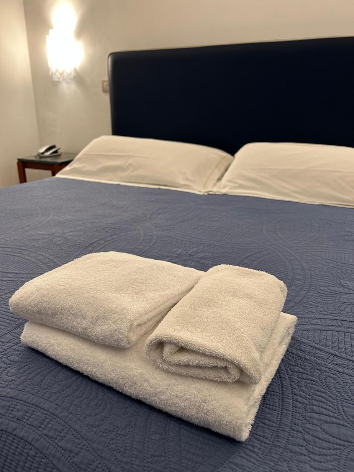 Hotel Saint Joseph à Salernes Extérieur photo